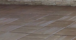 Бетонная брусчатка двора в Стрежевом в октябре