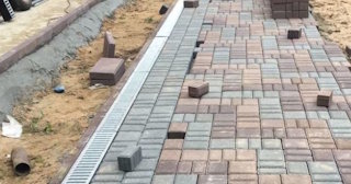Профессиональная укладка плитки на улице в Стрежевом в октябре