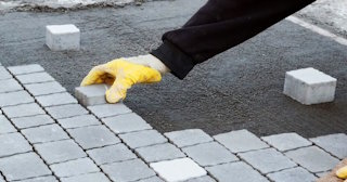 Монтаж тротуарной плитки на даче в Стрежевом в октябре