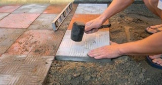 Укладка тротуарной плитки на основание в Стрежевом в октябре