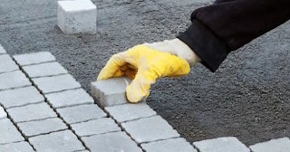 Укладка тротуарной плитки 50 на 50 в Стрежевом в октябре