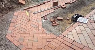 Укладка тротуарной плитки в Стрежевом в октябре
