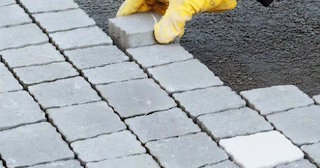 Укладка квадратной тротуарной плитки в Стрежевом в октябре