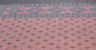 Укладка тротуарной плитки на старое бетонное основание в Стрежевом в октябре