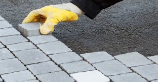 Укладка брусчатки в Стрежевом - цена от 816 руб. за м2 | ТротуарнаяПлитка