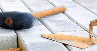 Профессиональная укладка тротуарной брусчатки в Стрежевом в октябре