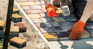 Укладка брусчатки «старый город» три цвета в Стрежевом в октябре