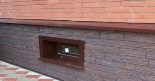 Облицовка цоколя панелями под камень в Стрежевом в октябре