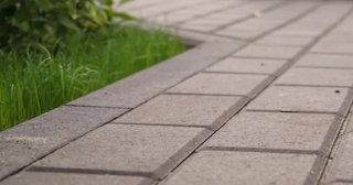 Профессиональная укладка тротуарных дорожек в Стрежевом в октябре